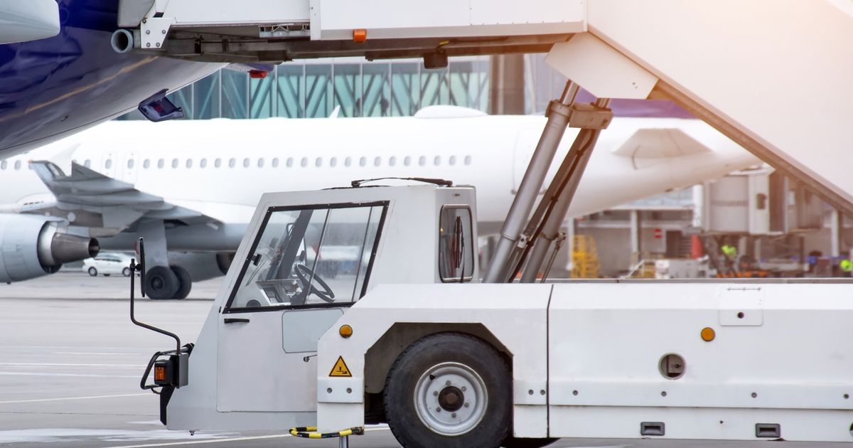 Pushback Training: Airside-Pushback™ vs. On-Aircraft Training | Acron ...